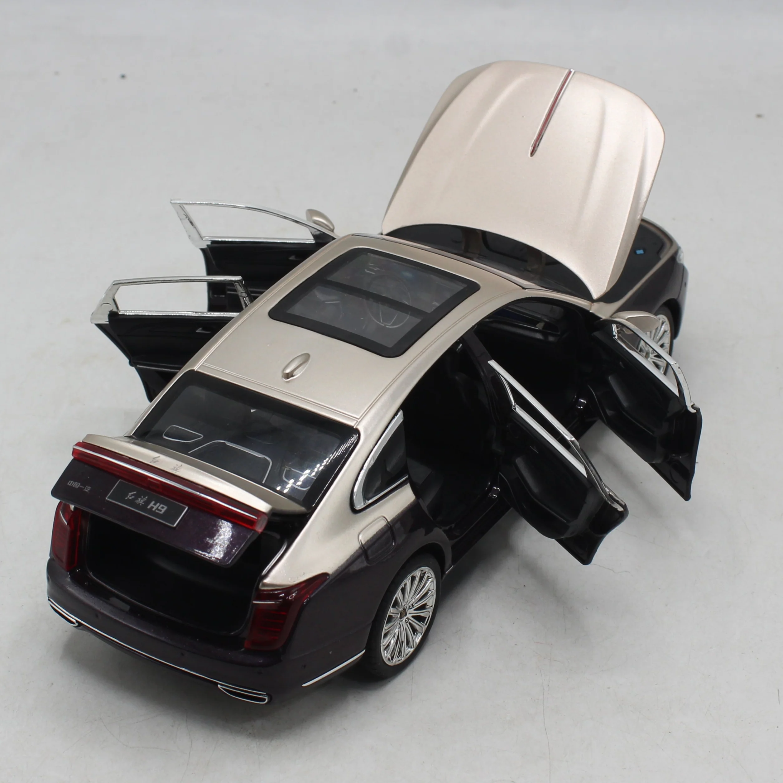 Diecast HONGQI H9 Luxury Car with Light & Sound - Image 11