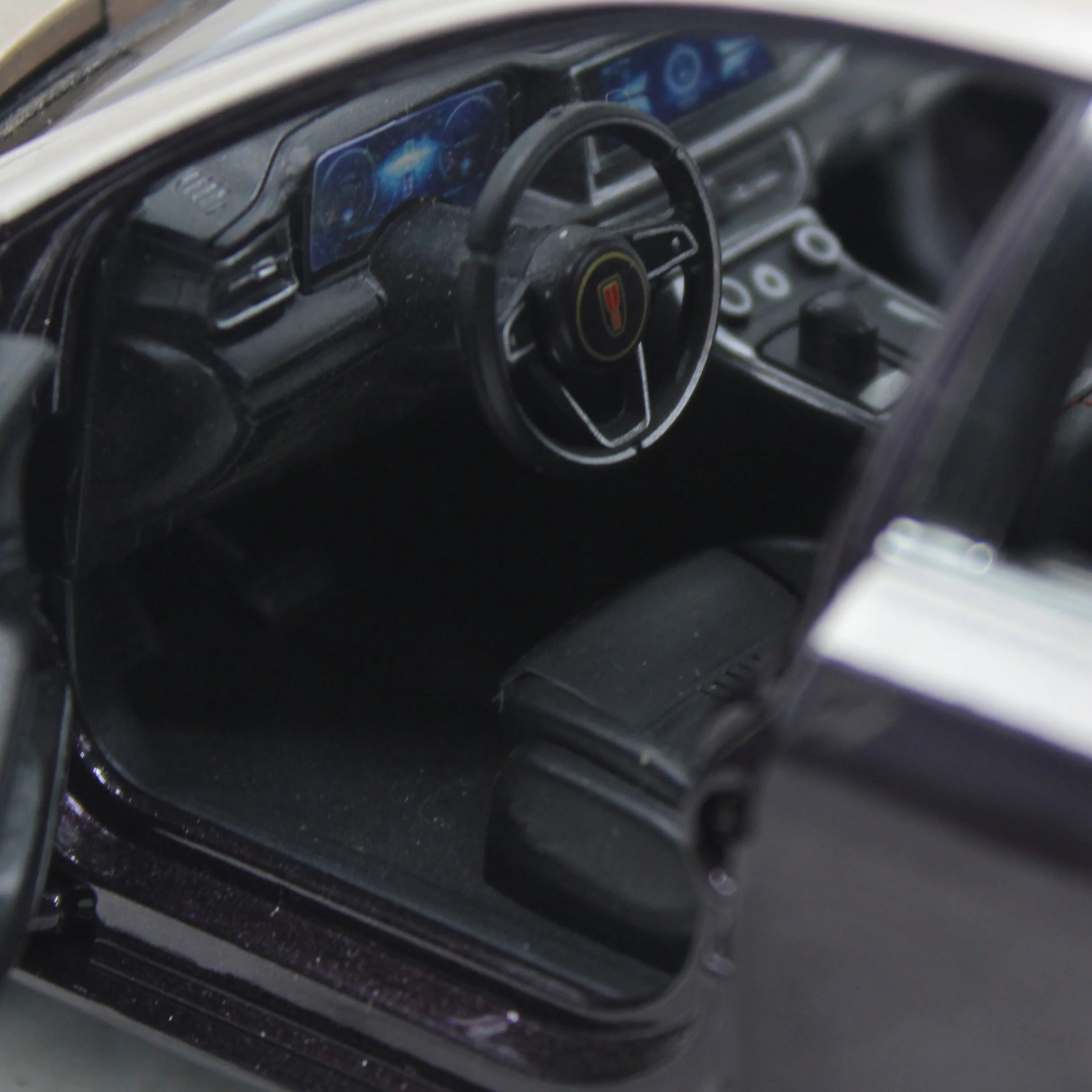 Diecast HONGQI H9 Luxury Car with Light & Sound - Image 13