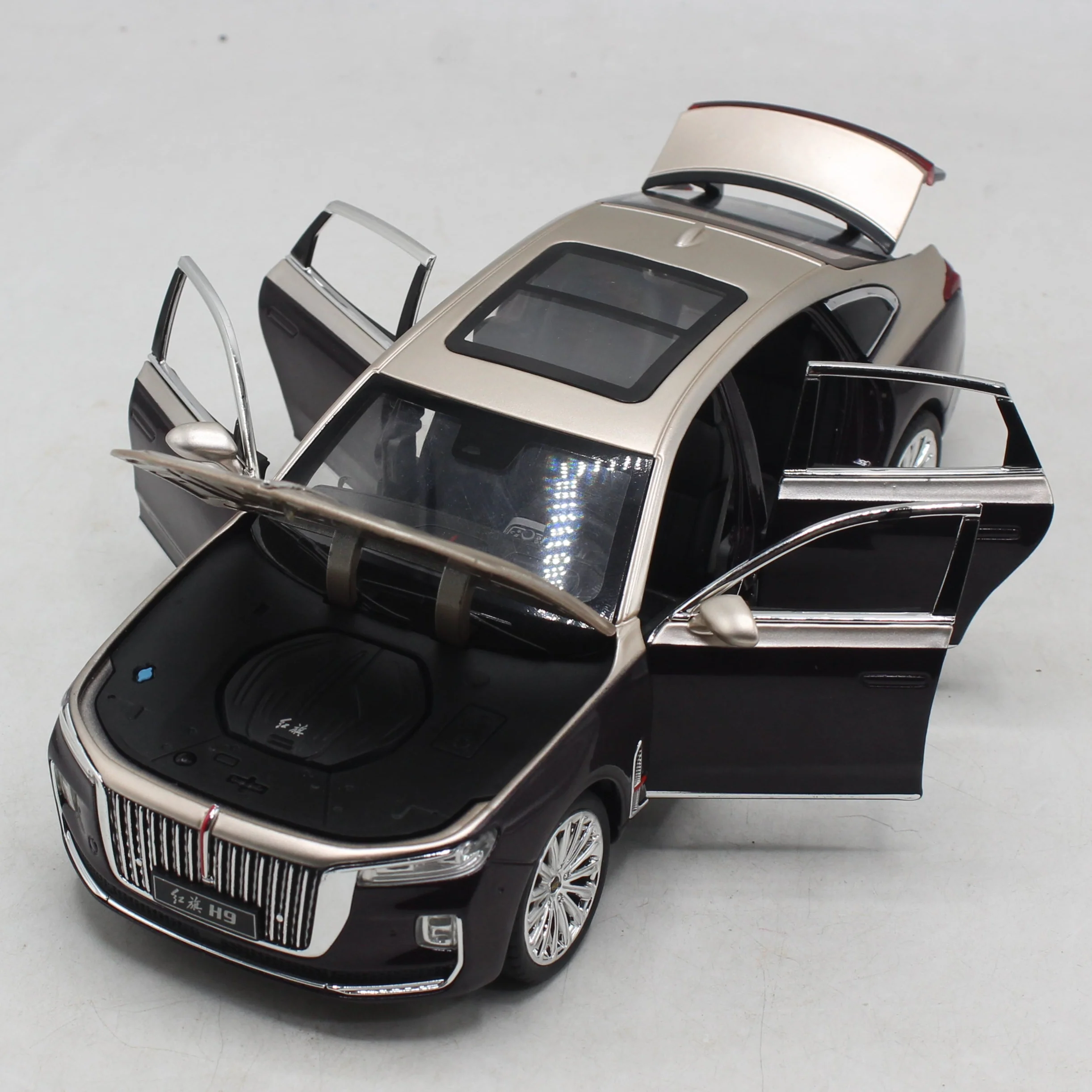 Diecast HONGQI H9 Luxury Car with Light & Sound - Image 8